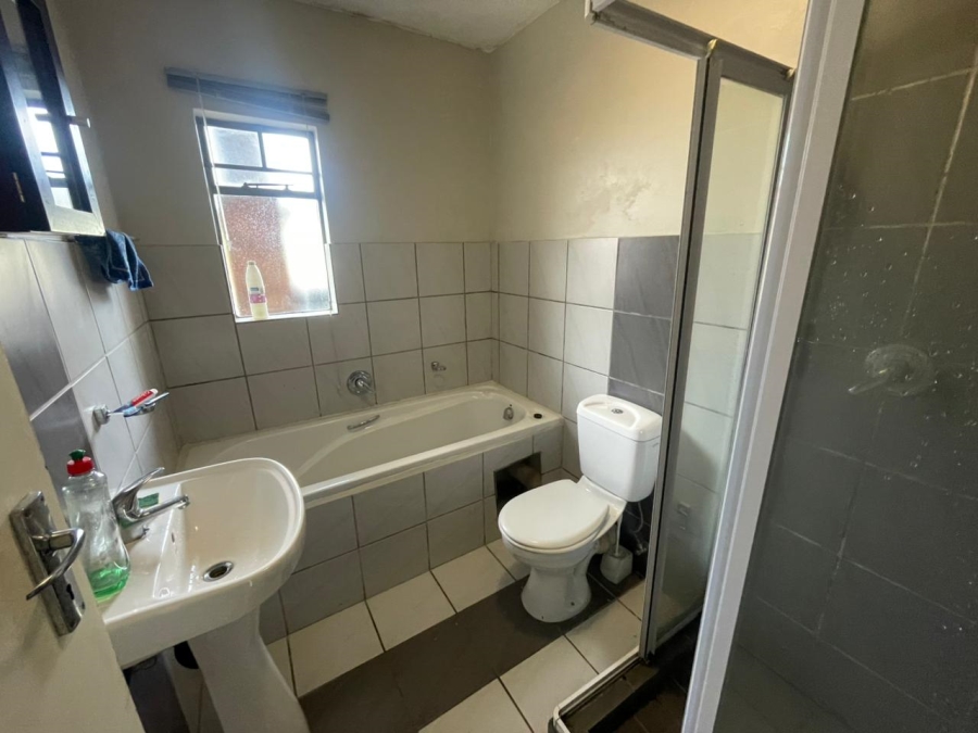 2 Bedroom Property for Sale in Rooihuiskraal Gauteng