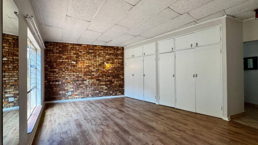 To Let 5 Bedroom Property for Rent in Faerie Glen Gauteng