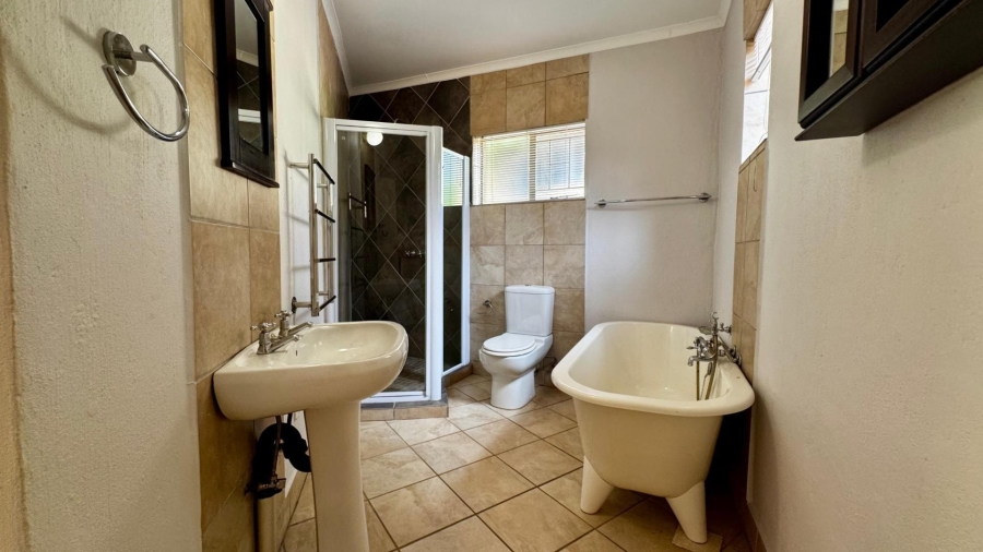 To Let 5 Bedroom Property for Rent in Faerie Glen Gauteng