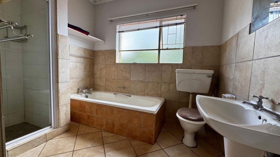 To Let 5 Bedroom Property for Rent in Faerie Glen Gauteng