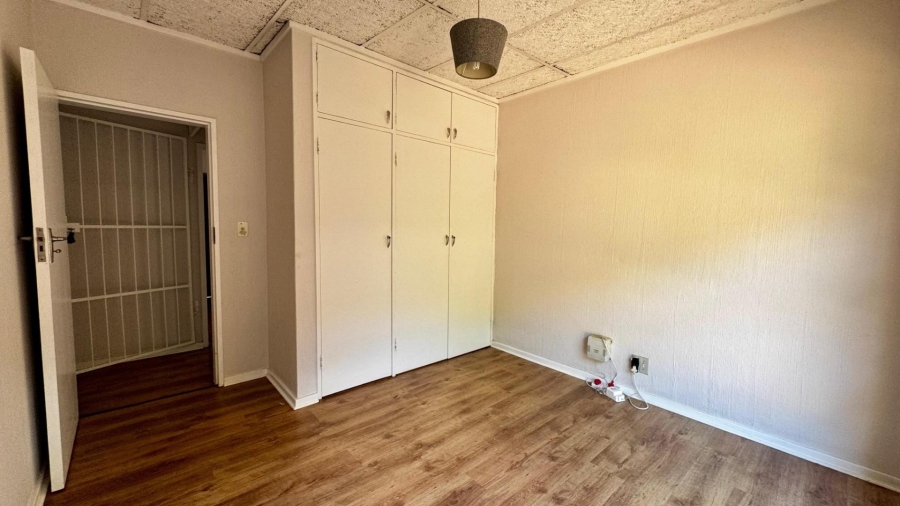 To Let 5 Bedroom Property for Rent in Faerie Glen Gauteng