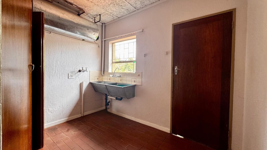 To Let 5 Bedroom Property for Rent in Faerie Glen Gauteng