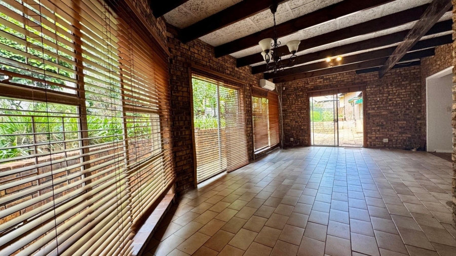 To Let 5 Bedroom Property for Rent in Faerie Glen Gauteng