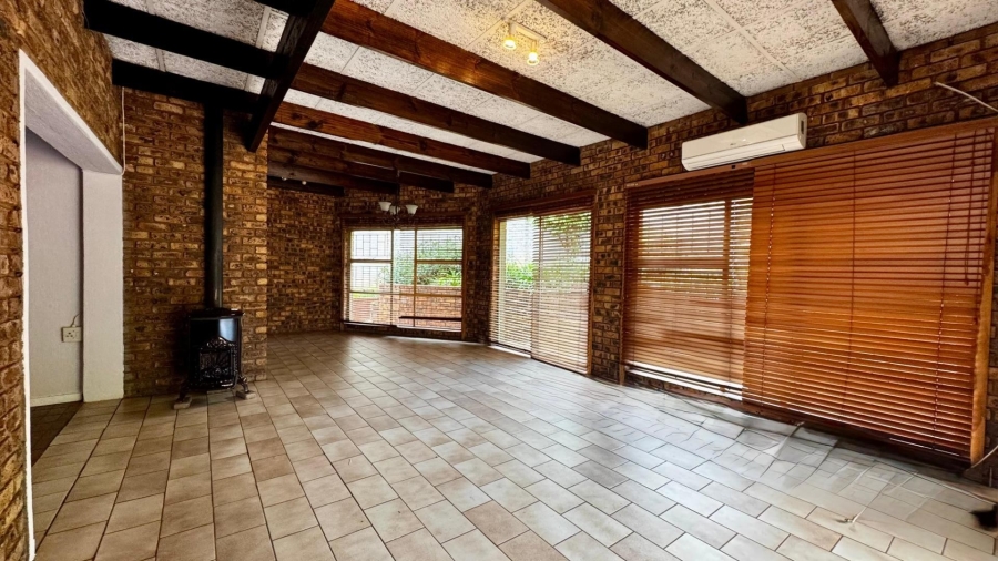 To Let 5 Bedroom Property for Rent in Faerie Glen Gauteng