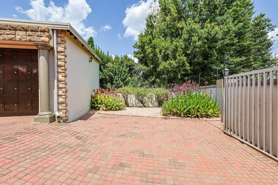 To Let 5 Bedroom Property for Rent in Faerie Glen Gauteng