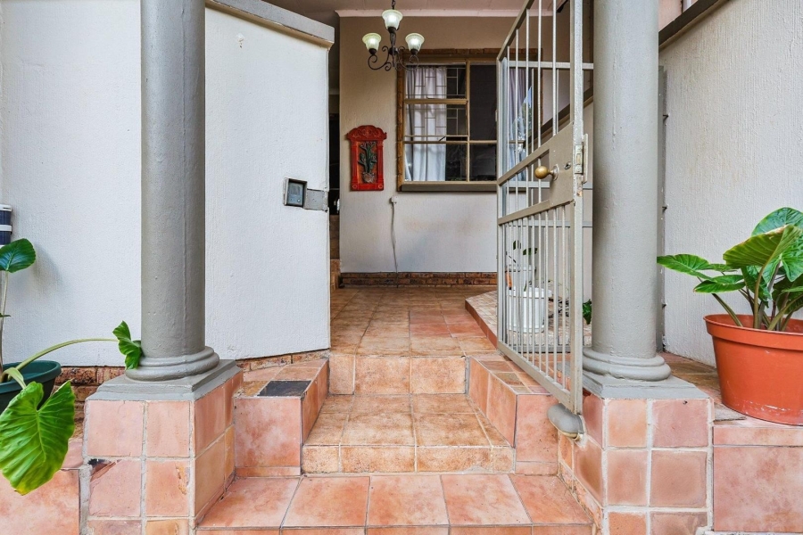 To Let 5 Bedroom Property for Rent in Faerie Glen Gauteng
