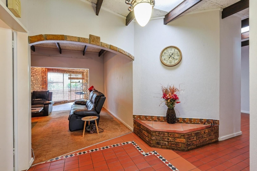 To Let 5 Bedroom Property for Rent in Faerie Glen Gauteng