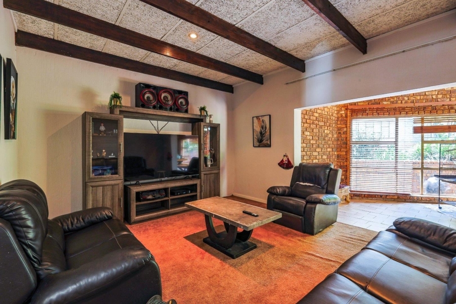 To Let 5 Bedroom Property for Rent in Faerie Glen Gauteng