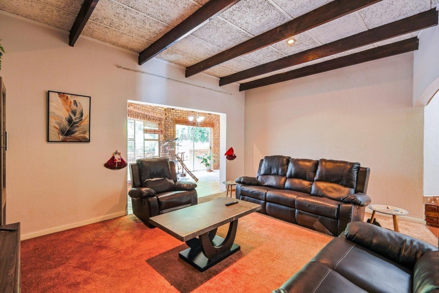 To Let 5 Bedroom Property for Rent in Faerie Glen Gauteng