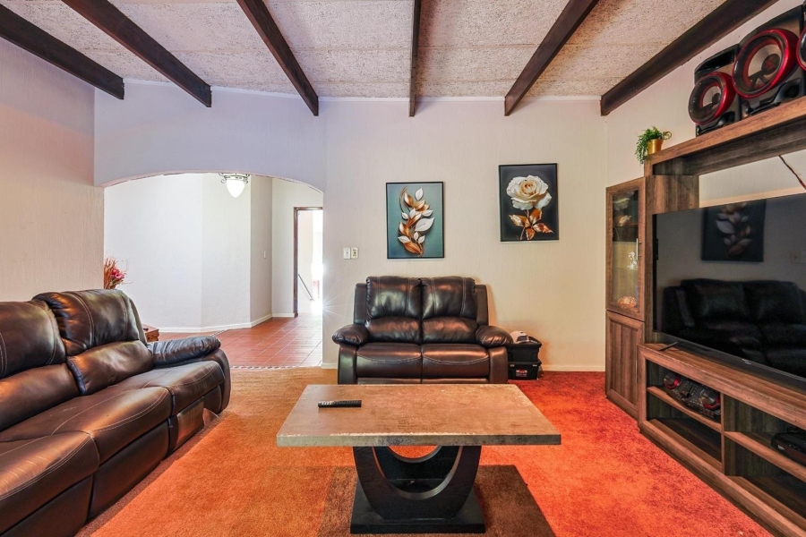 To Let 5 Bedroom Property for Rent in Faerie Glen Gauteng