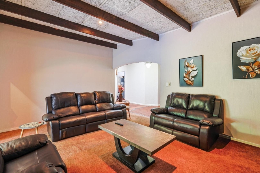 To Let 5 Bedroom Property for Rent in Faerie Glen Gauteng