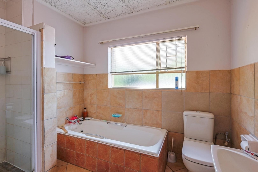 To Let 5 Bedroom Property for Rent in Faerie Glen Gauteng