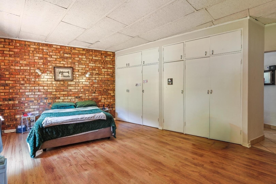 To Let 5 Bedroom Property for Rent in Faerie Glen Gauteng