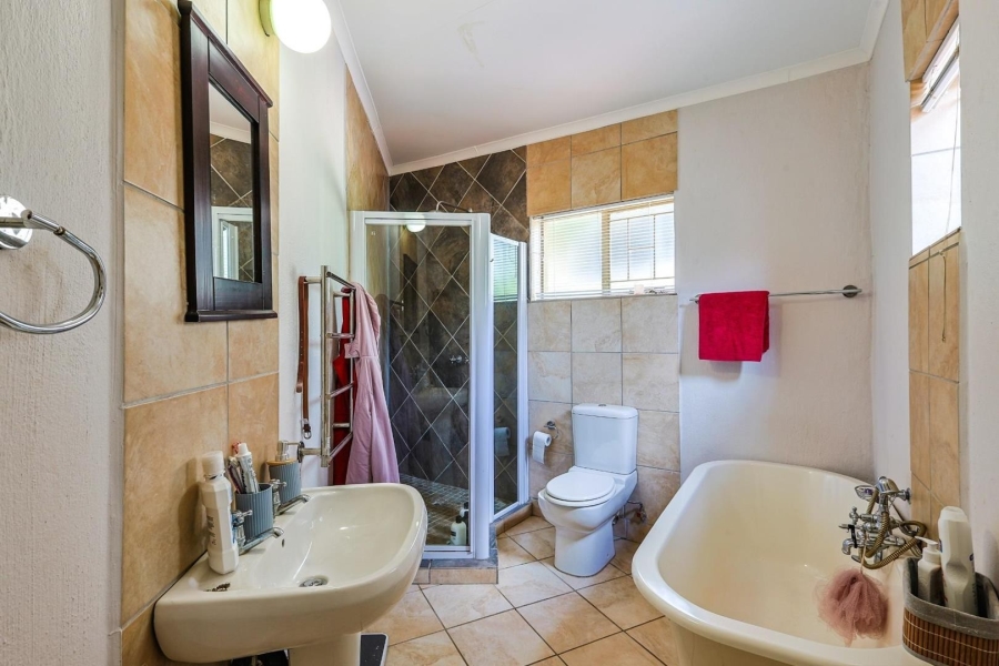 To Let 5 Bedroom Property for Rent in Faerie Glen Gauteng