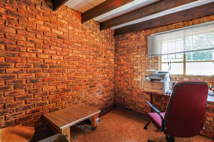 To Let 5 Bedroom Property for Rent in Faerie Glen Gauteng