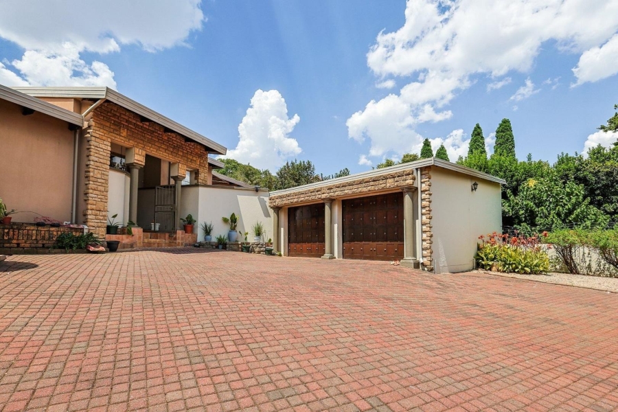 To Let 5 Bedroom Property for Rent in Faerie Glen Gauteng