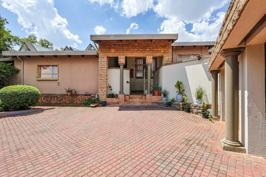 To Let 5 Bedroom Property for Rent in Faerie Glen Gauteng