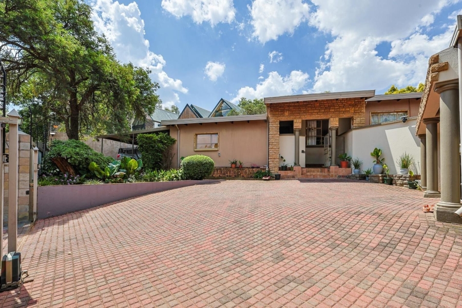 To Let 5 Bedroom Property for Rent in Faerie Glen Gauteng