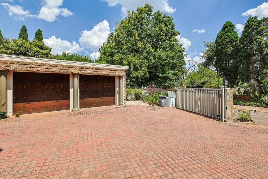 To Let 5 Bedroom Property for Rent in Faerie Glen Gauteng