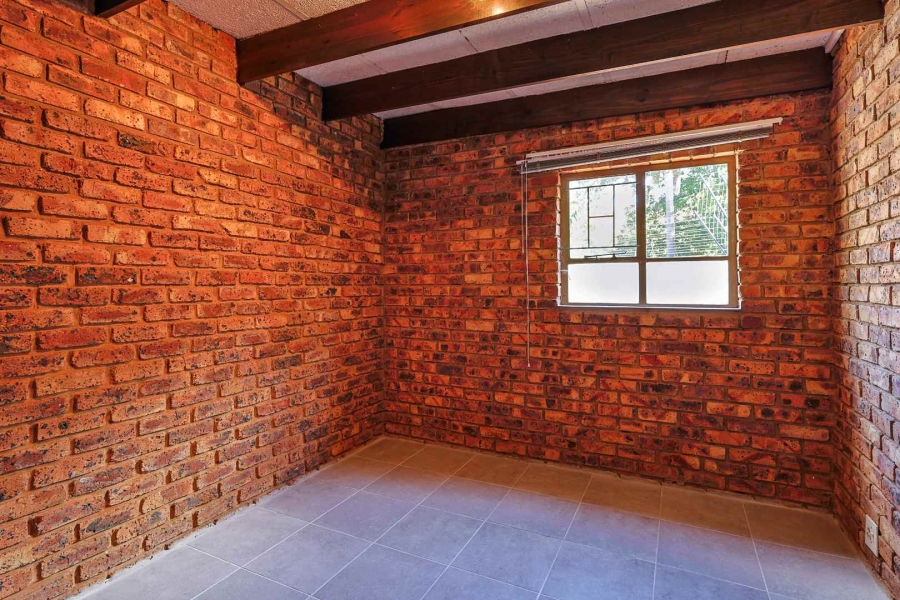 To Let 5 Bedroom Property for Rent in Faerie Glen Gauteng