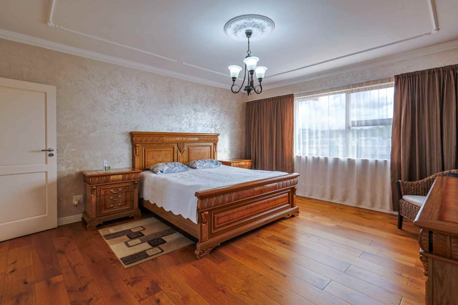 6 Bedroom Property for Sale in Mooikloof Heights Gauteng