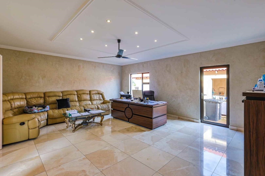 6 Bedroom Property for Sale in Mooikloof Heights Gauteng