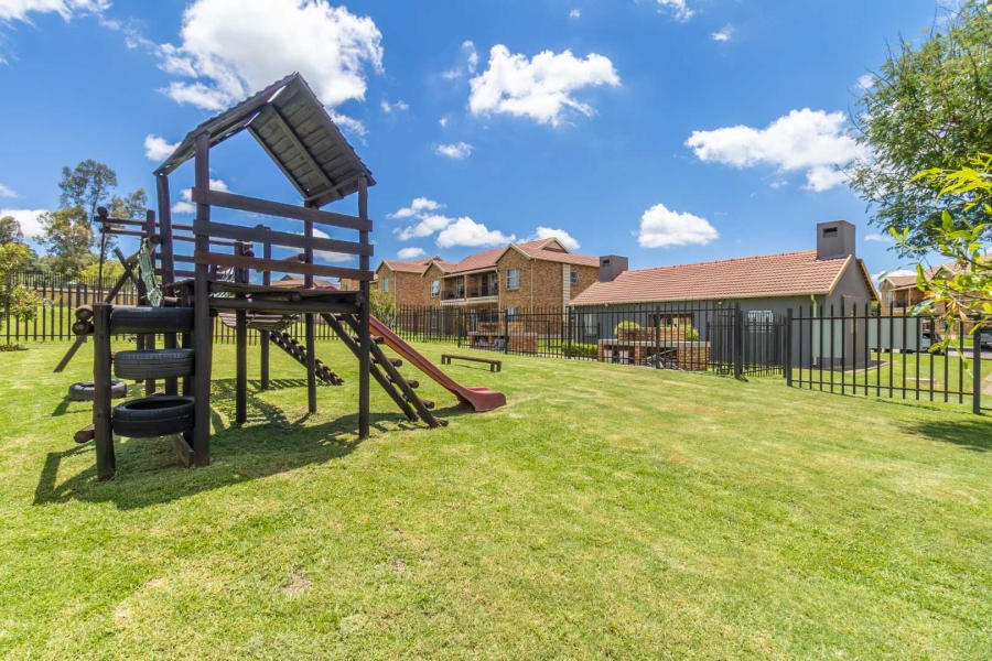 To Let 2 Bedroom Property for Rent in Honeypark Gauteng