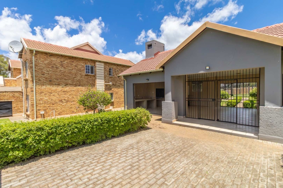 To Let 2 Bedroom Property for Rent in Honeypark Gauteng