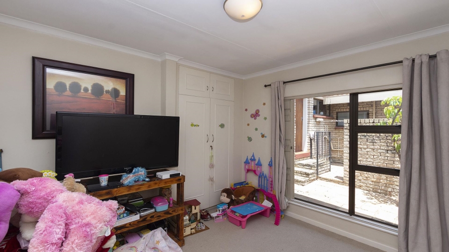 To Let 4 Bedroom Property for Rent in Khyber Rock Gauteng