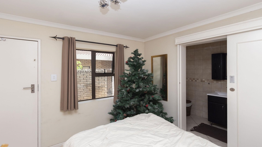 To Let 4 Bedroom Property for Rent in Khyber Rock Gauteng