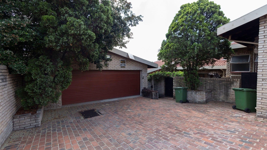 To Let 4 Bedroom Property for Rent in Khyber Rock Gauteng