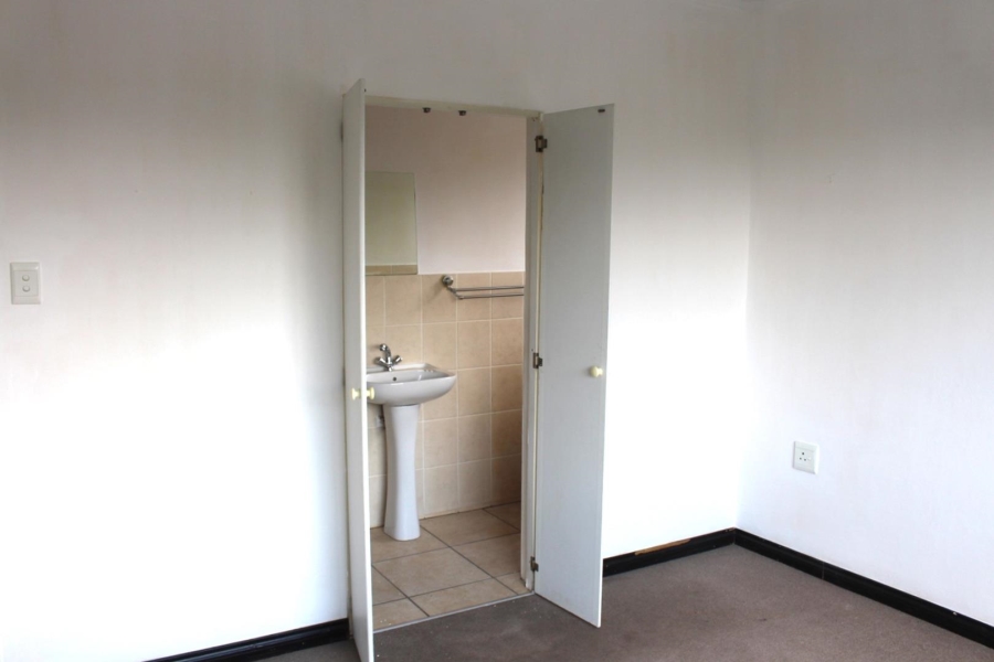 2 Bedroom Property for Sale in Hoogland Gauteng