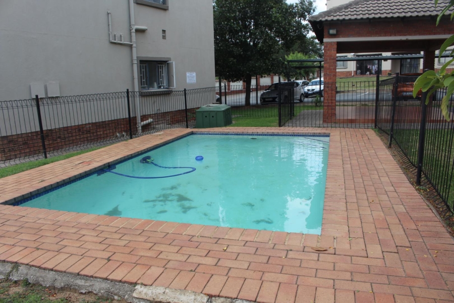 2 Bedroom Property for Sale in Hoogland Gauteng