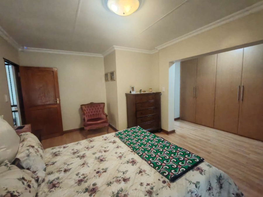 5 Bedroom Property for Sale in Die Hoewes Gauteng