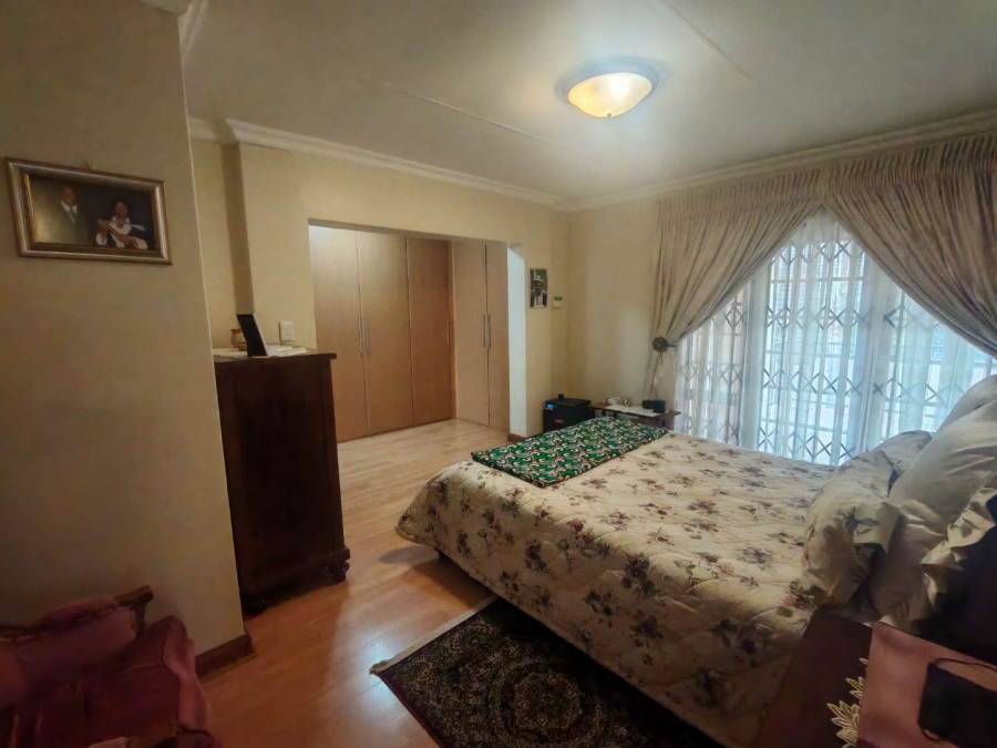 5 Bedroom Property for Sale in Die Hoewes Gauteng