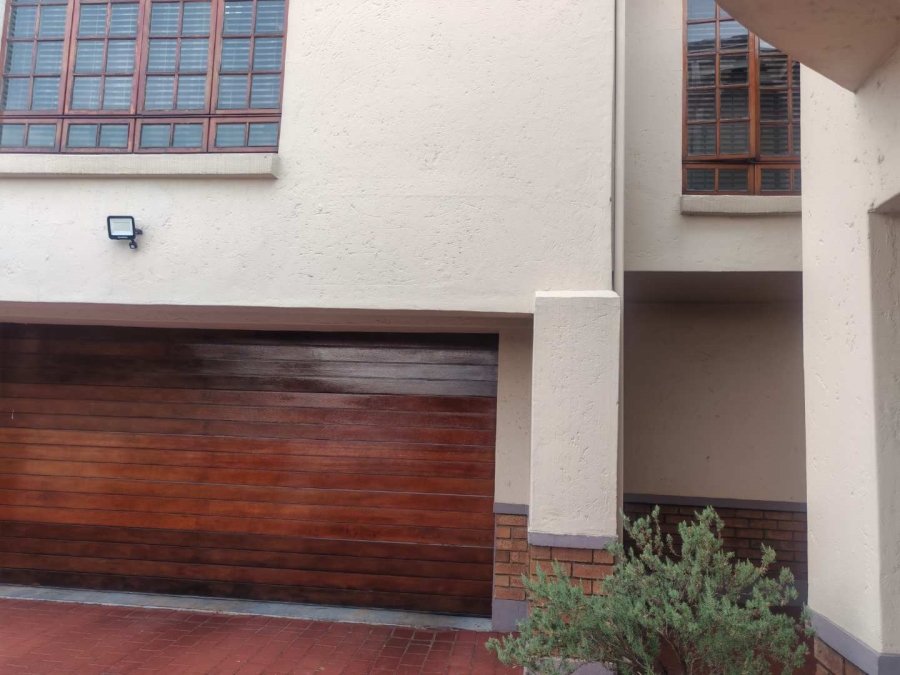 5 Bedroom Property for Sale in Die Hoewes Gauteng