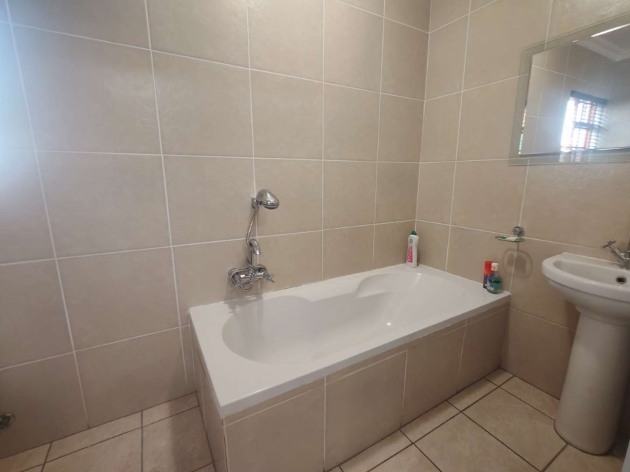 5 Bedroom Property for Sale in Die Hoewes Gauteng