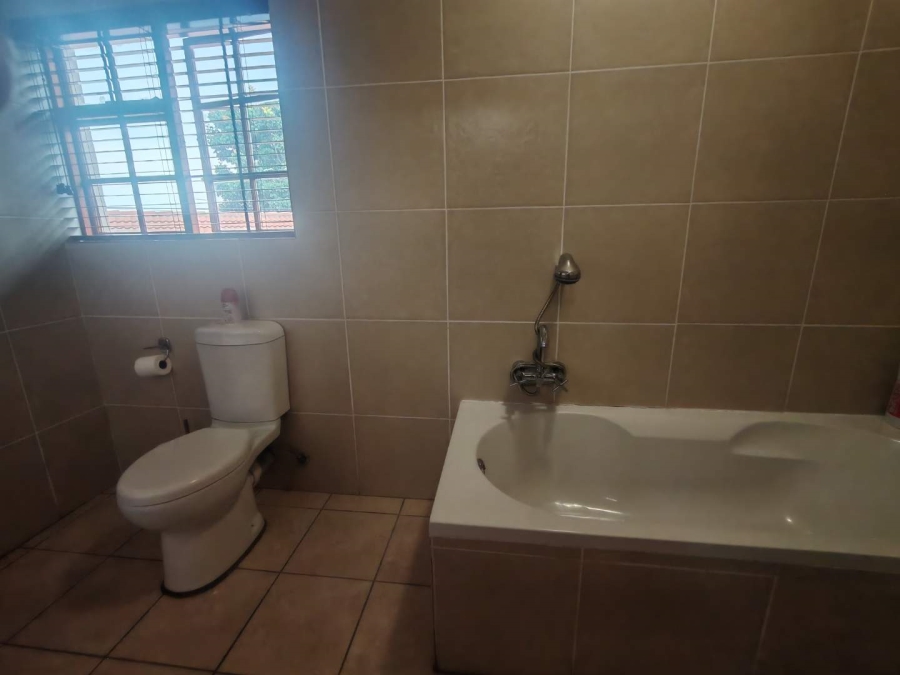 5 Bedroom Property for Sale in Die Hoewes Gauteng