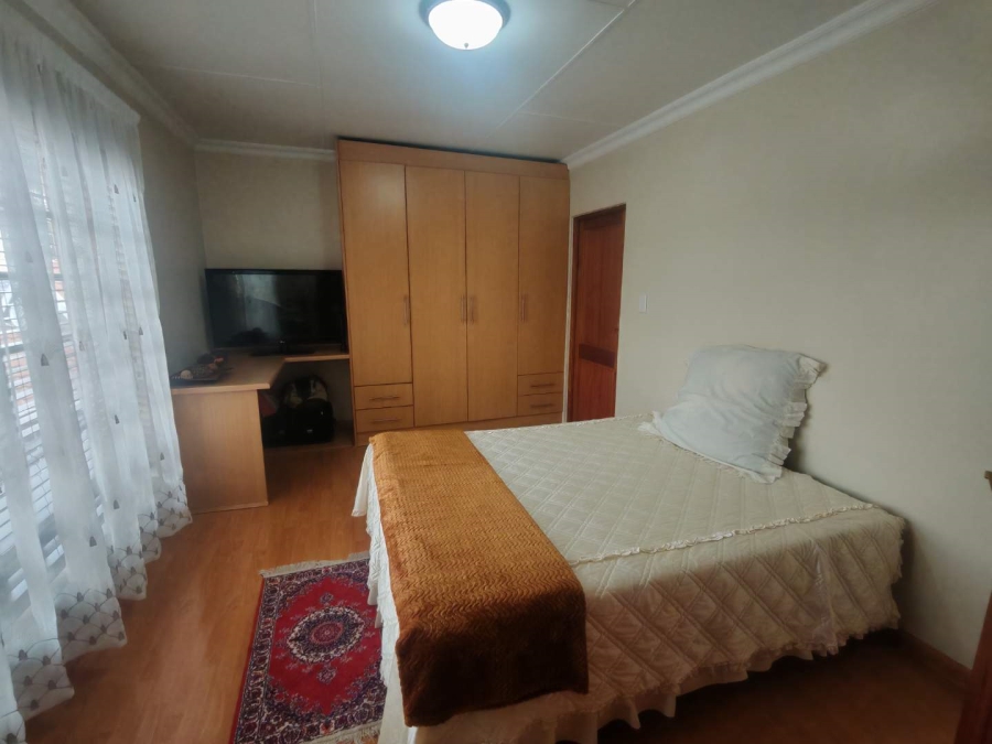 5 Bedroom Property for Sale in Die Hoewes Gauteng