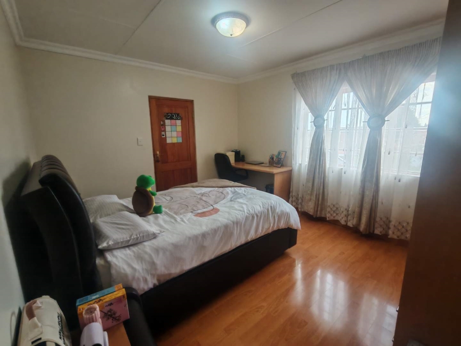 5 Bedroom Property for Sale in Die Hoewes Gauteng