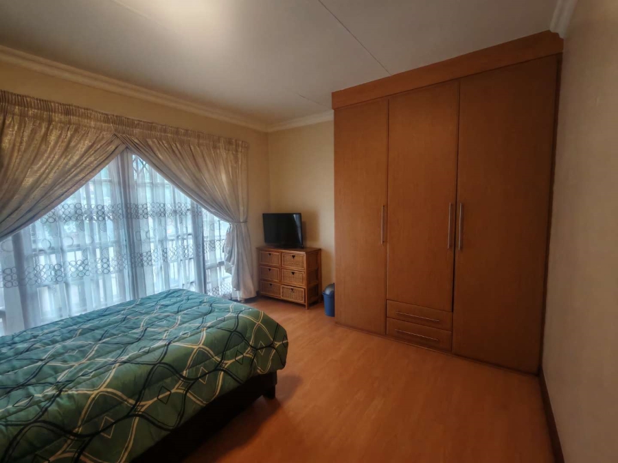 5 Bedroom Property for Sale in Die Hoewes Gauteng