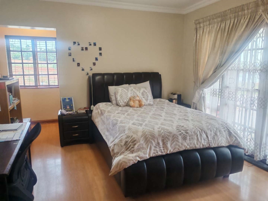 5 Bedroom Property for Sale in Die Hoewes Gauteng