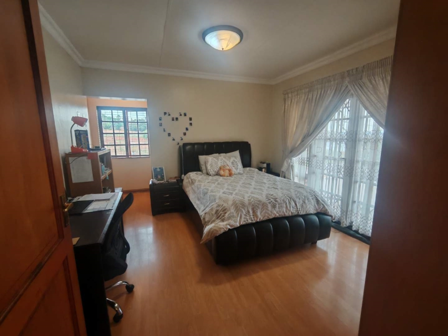 5 Bedroom Property for Sale in Die Hoewes Gauteng