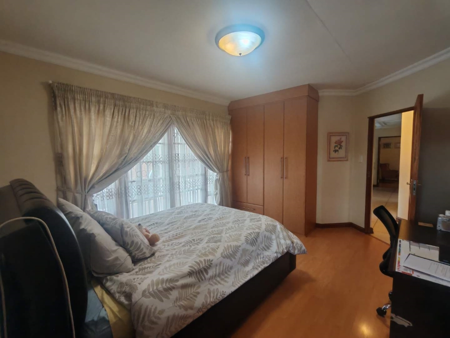 5 Bedroom Property for Sale in Die Hoewes Gauteng