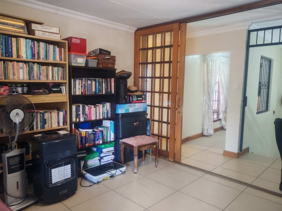 5 Bedroom Property for Sale in Die Hoewes Gauteng
