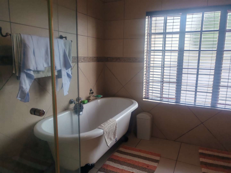 5 Bedroom Property for Sale in Die Hoewes Gauteng