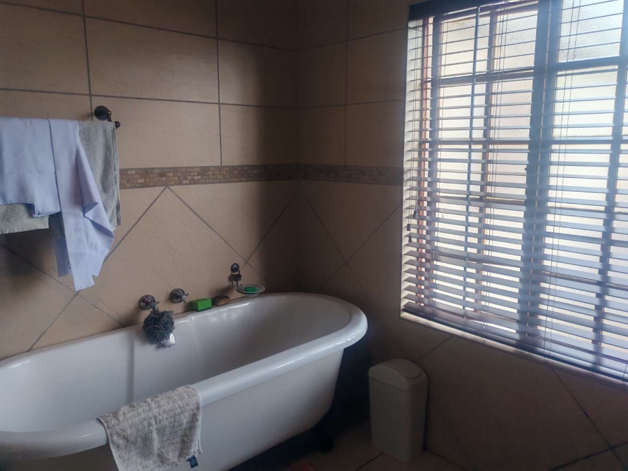 5 Bedroom Property for Sale in Die Hoewes Gauteng