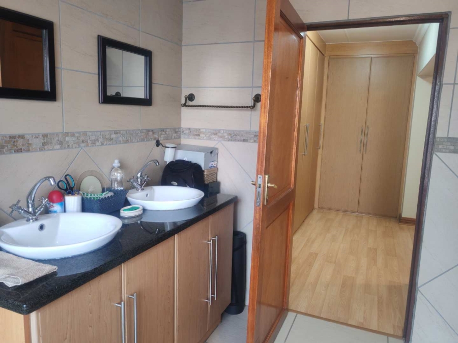 5 Bedroom Property for Sale in Die Hoewes Gauteng