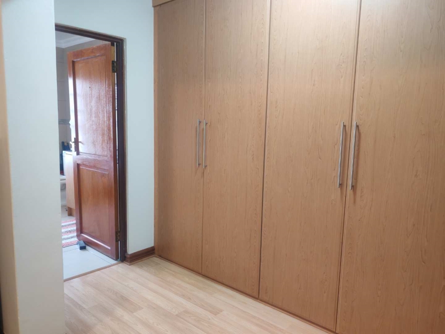 5 Bedroom Property for Sale in Die Hoewes Gauteng