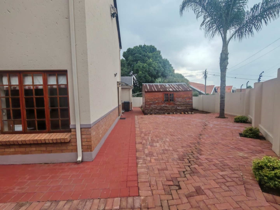 5 Bedroom Property for Sale in Die Hoewes Gauteng